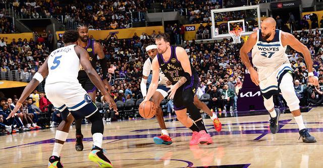 东契奇31+11+11里夫斯31分 湖人主场轻取森林狼